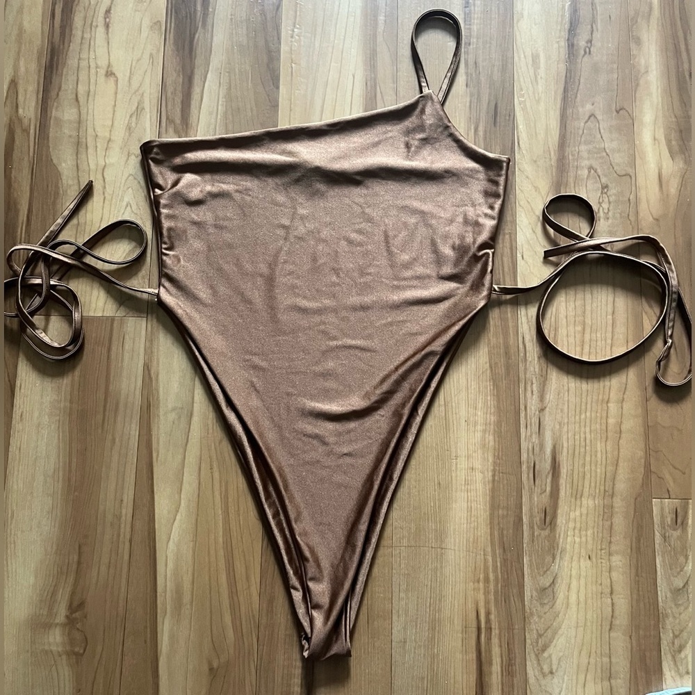 Boohoo Bronze One Shoulder Tie Waist Bodysuit | Satin Look | Size 8 - Picture 4 of 9